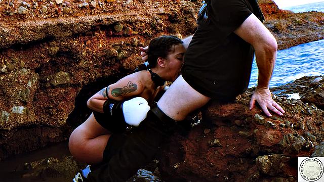 Сильвия Сопрано сосёт у моря и ловит жёсткий анал прямо на волнах