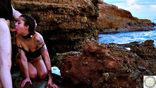 Сильвия Сопрано сосёт у моря и ловит жёсткий анал прямо на волнах