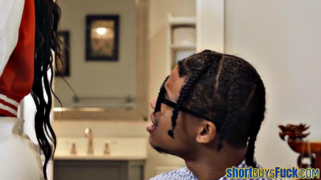 Beauty ebony babe banged by shorty