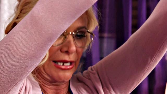 зрелая блондинка примеряет бельё дочки и дрочит на кровати