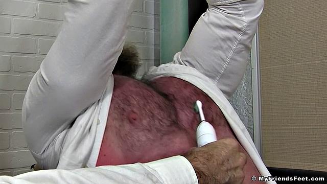 Рика щекочут в прозрачных колготках - Рик