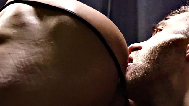 стройный парень вылизывает и жестко трахает качка без гондона