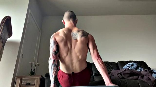 качок дрочит и трахается большим дилдо в одиночку