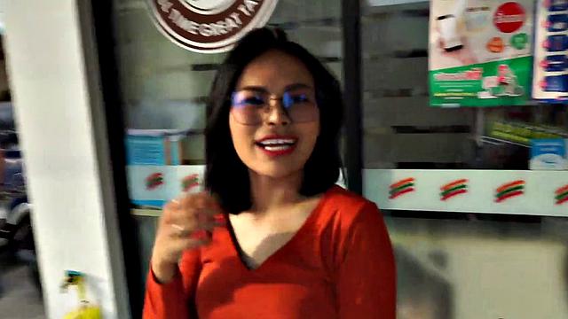 татуированная тайская красотка жадно скачет на члене