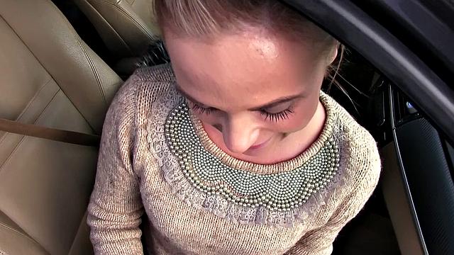 cristal caitlin катается на члене в позе наездницы и показывает гладкую письку в авто