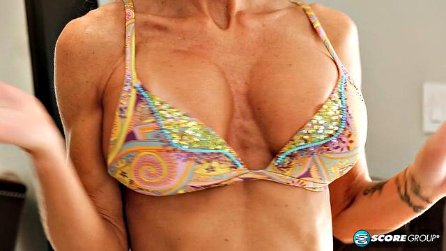 Super-MILF Morgan Ray rubs out