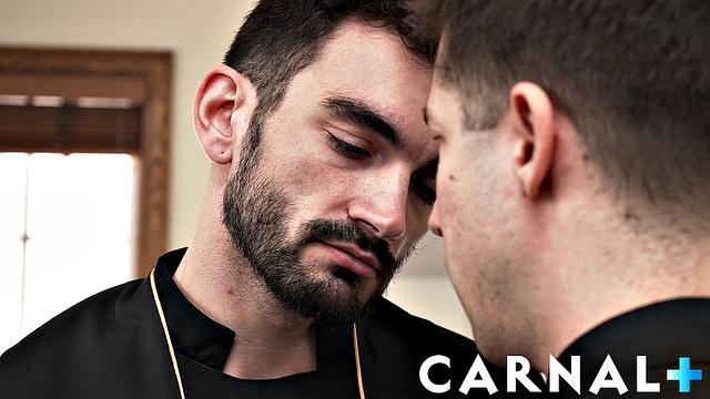 церковные мачо разрывают друг друга на заднем дворе