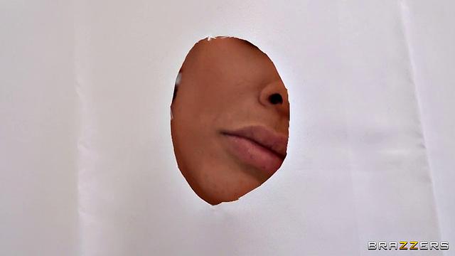 Подглядывай, как Луна Стар дрочит в душе и получает анальный кайф от Стива Холмса.