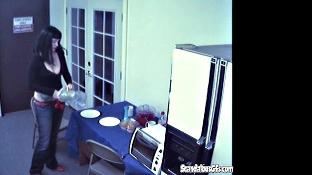 шальная брюнетка дрочит киску овощем и кайфует