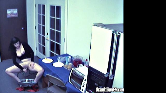 шальная брюнетка дрочит киску овощем и кайфует