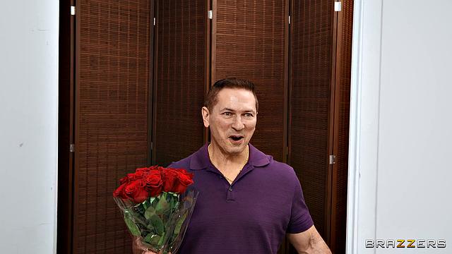 Лиз Джордан собирает всех своих любовников на групповуху и получает жёсткое многомужское трахание.