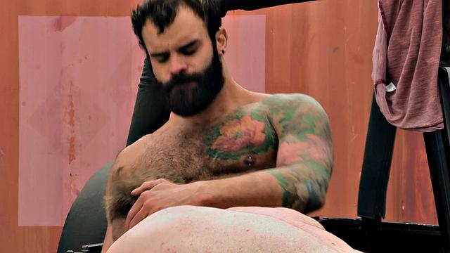 мускулистые мужики трахают друг друга по жёсткому и без резинки