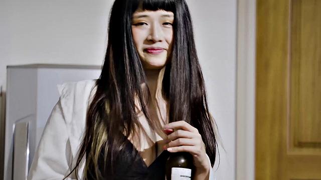 Han Yan loses virginity with tattooed friend