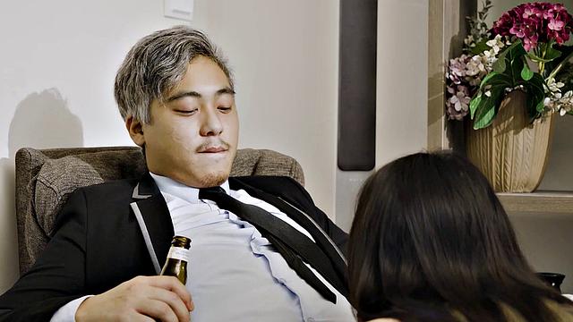 Han Yan loses virginity with tattooed friend