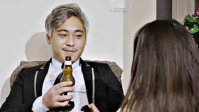 Han Yan loses virginity with tattooed friend