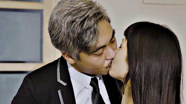 Han Yan loses virginity with tattooed friend