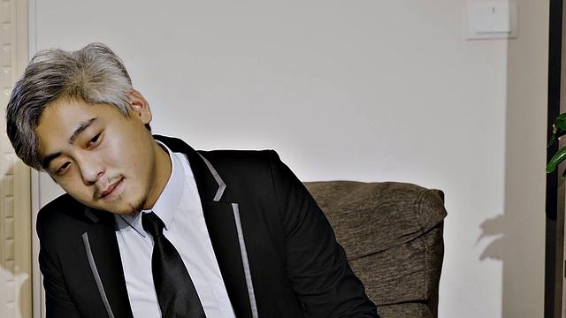 Han Yan loses virginity with tattooed friend