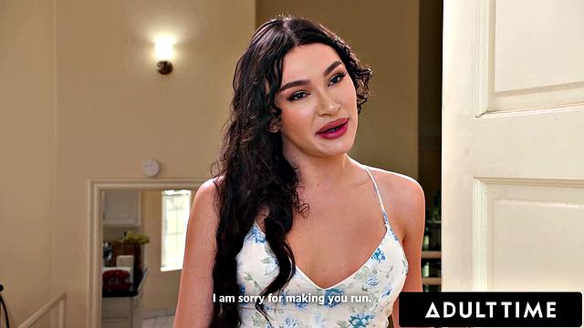 Andylynn Payne зовёт незнакомца трахнуть её после неудачного свидания, Sage Roux не отстаёт - страстный shemale секс дома.