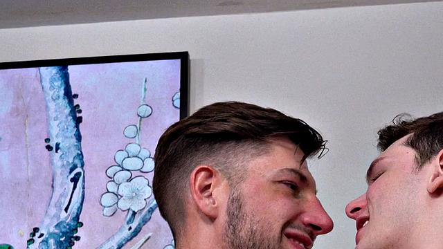 Настоящий жеребец жёстко шпилит парня без защиты дома