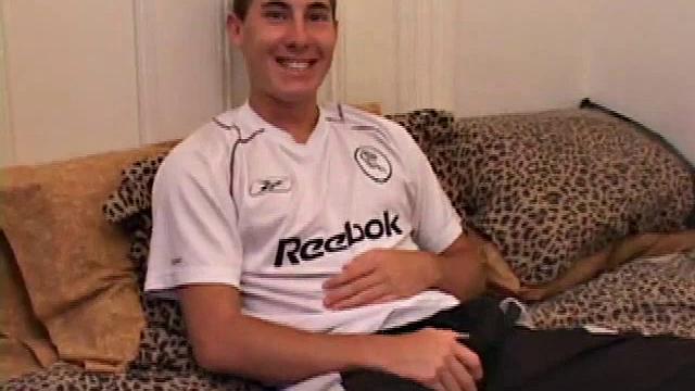 Kiefer Foxx дрочит с дилдо и кончает