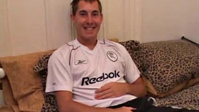 Kiefer Foxx дрочит с дилдо и кончает