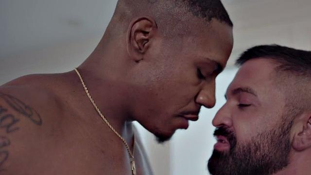 узкая жопа парня рвется от здоровенного черного члена