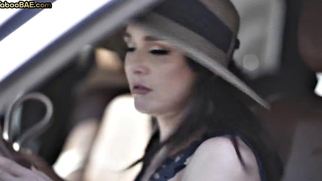 неверная развратница с жадностью лижет киску и получает по полной в тройке