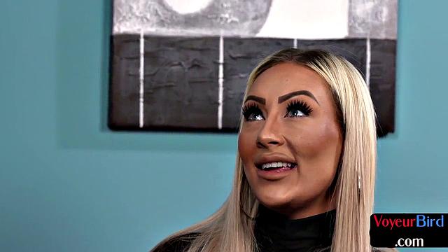 Блондинка с опытом ласкает себя и пялится на сочный бибисишник, как будто это спорт!