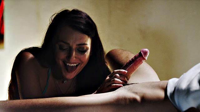 Кэти Роуз жарко скачет у бассейна и получает густой залив