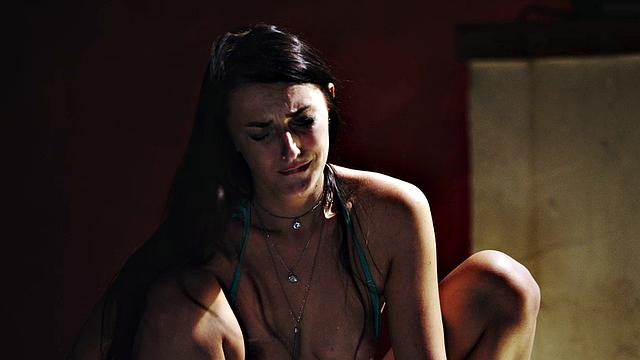 Кэти Роуз жарко скачет у бассейна и получает густой залив