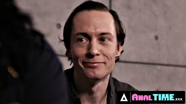 Луна Лавли на две палки садится и шутки отпускает