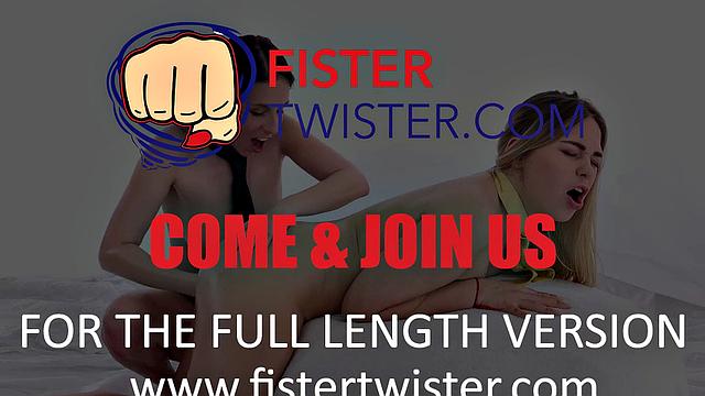 лесбийская пара балуется анальным фистингом и игрушками