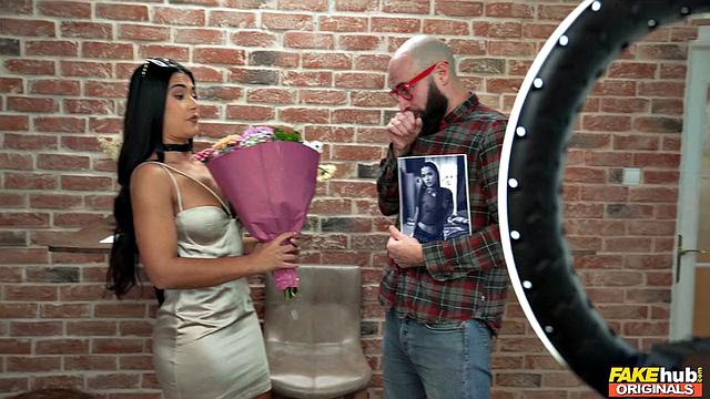 звёздный фанат жестко трахает секс-куклу и кончает ей на лицо