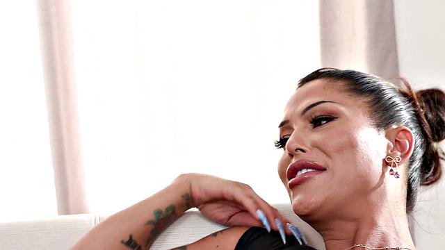 TRANSFIXED - Ballerina omino Presley Turns On Roommate Michael DelRay During Foot Massage!