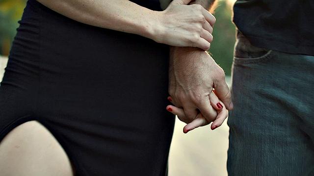 горячий художник не сдерживает страсть к обнажённой натурщице на публике