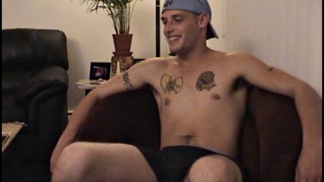 buzz дрочит парню и доводит до кончи