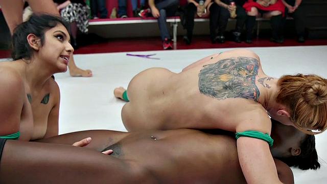 Лесбиянки-борцы лижут киски и трахают друг друга страпоном в группе