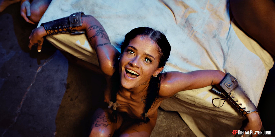 Сара устраивает горячий групповой секс с тремя телохранителями и высасывает их до последней капли спермы в кладовке, чтобы набраться сил для мести.