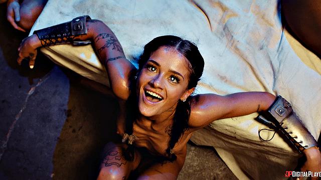 Сара устраивает горячий групповой секс с тремя телохранителями и высасывает их до последней капли спермы в кладовке, чтобы набраться сил для мести.