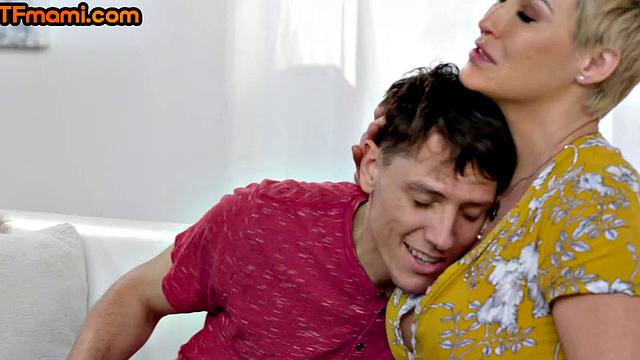 Short-haired stepmom titfuck before pleasing her muff