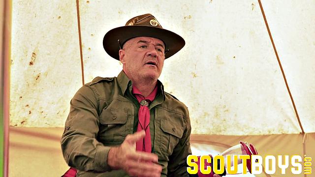 трое накачанных мужиков трахаются на природе