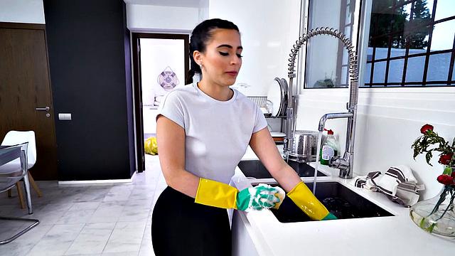 начальник жестко имеет сексуальную горничную на столе переговоров