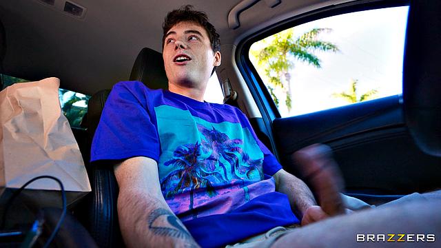 она изменяет парню с незнакомцем прямо на парковке