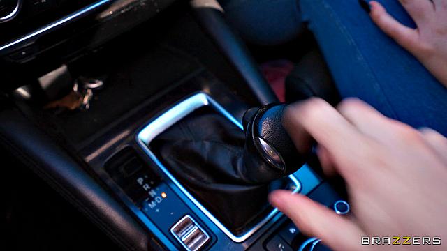 она изменяет парню с незнакомцем прямо на парковке