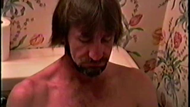 Зрелый мужик дрочит на диване и ловко заливает все вокруг