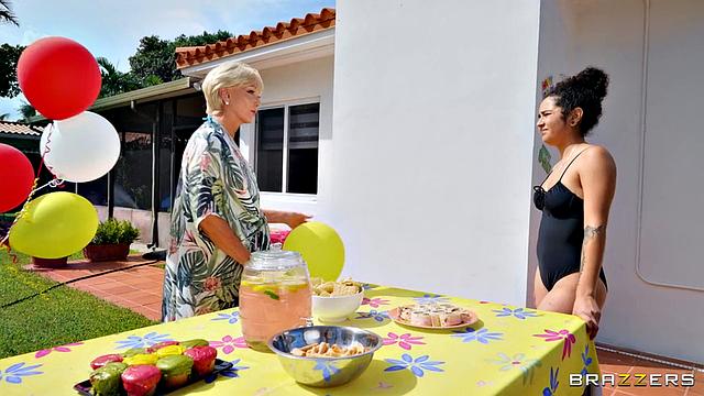 Горячая секси GILF Seka Black лезет на молодых у бассейна и разносит вечеринку!