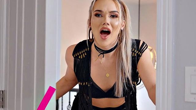 Curvy lingerie babe barebacking in erotic couple