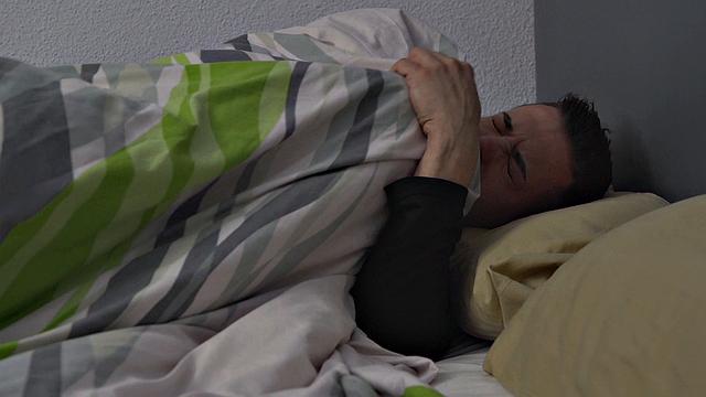 латинка в стрингах трахается за деньги с утра на диване