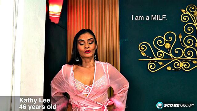 Кэти Ли не удерживается и играет с мощной игрушкой