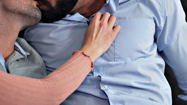 Взрывной анальный тройничок с лохматой девушкой в центре